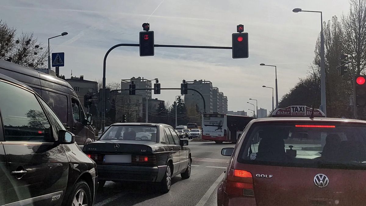 Sekundnik na skrzyżowaniu z sygnalizacją świetlną