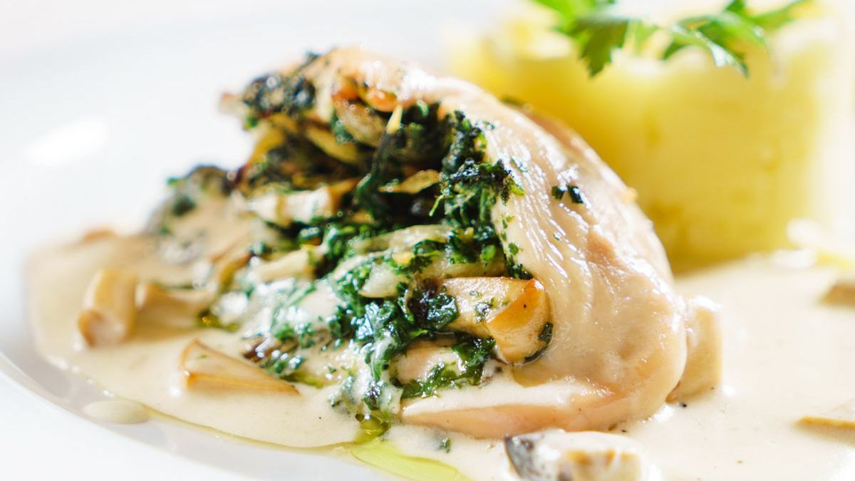 Kieszonki z kurczaka zapiekam z dużą ilością szpinakowego farszu