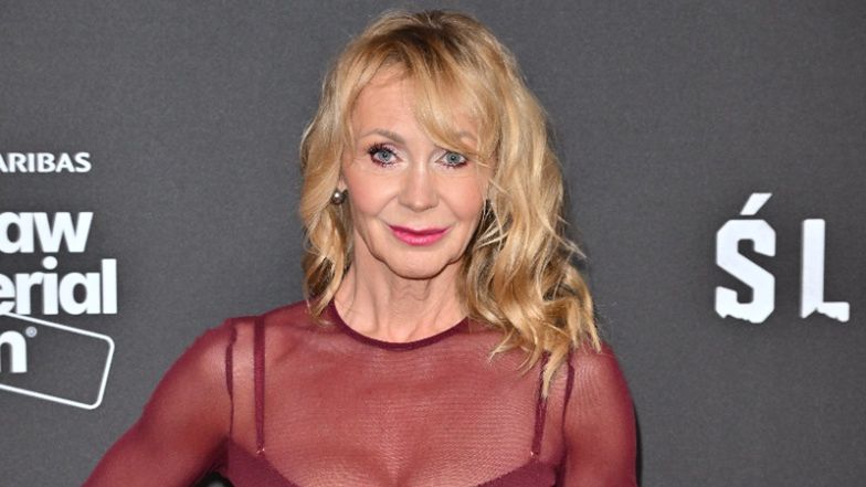 Beata Ścibakówna pozuje na ściance w prześwitującej kreacji