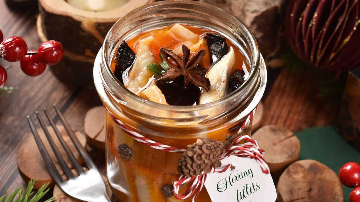 Do śledzi ze śliwkami możesz dodać przyprawy korzenne, np. anyż