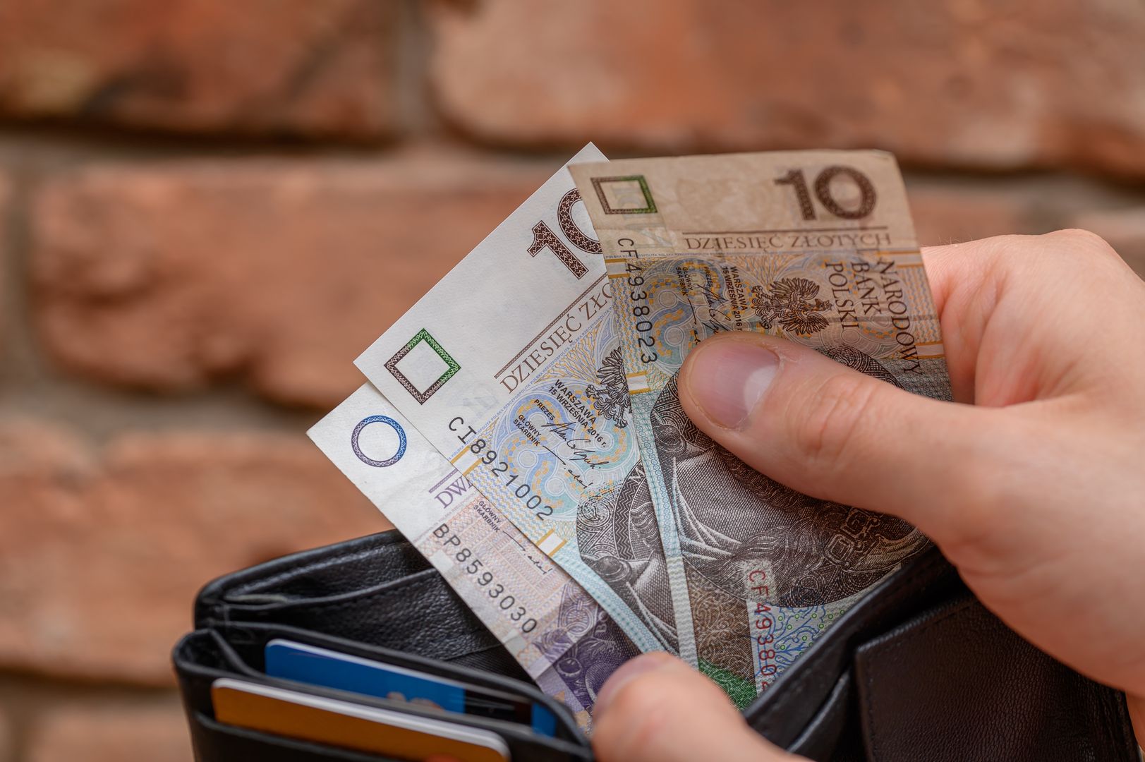 Pawel Kacperek
portfel. gotówka, banknot, pln, polska, splata, rata, kredyt, pożyczka, rachunek, podwyżka, inflacja, popyt, zakupy, cena, polskie, banknoty, koszt, refundacja, emerytura, pensja minimalna, zarobki, zus, ubezpieczenie, renta, renta wdowia, babciowe, doplata, pensja, trzynastka, czternastka, x bliska, izolowane, waluta, gotówka, inwestycja