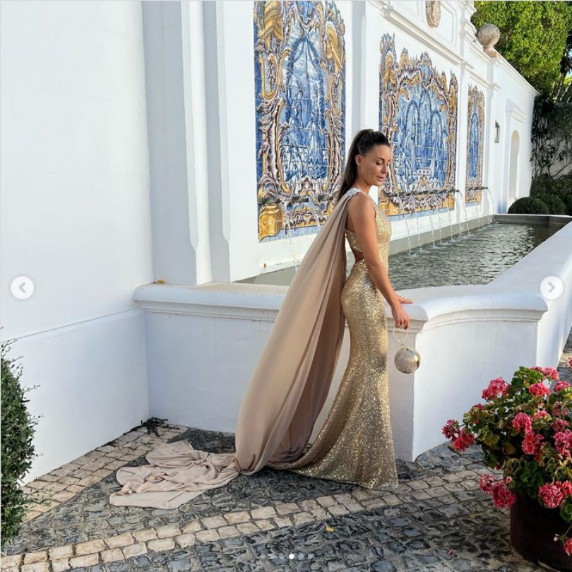 Małgorzata Rozenek pozuje w złotej sukni