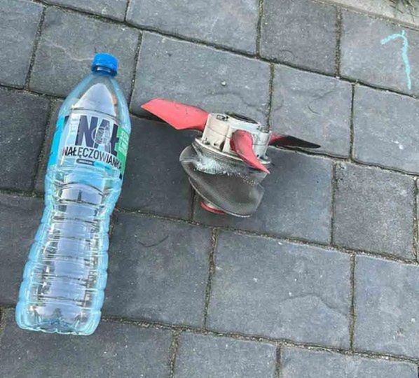 ( Fot. Poscigi.pl) Jakaś część z samolotu spadła do ogródka