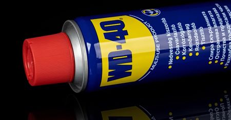 WD-40 i jego nietypowe zastosowania. Do czego go użyć w domu?