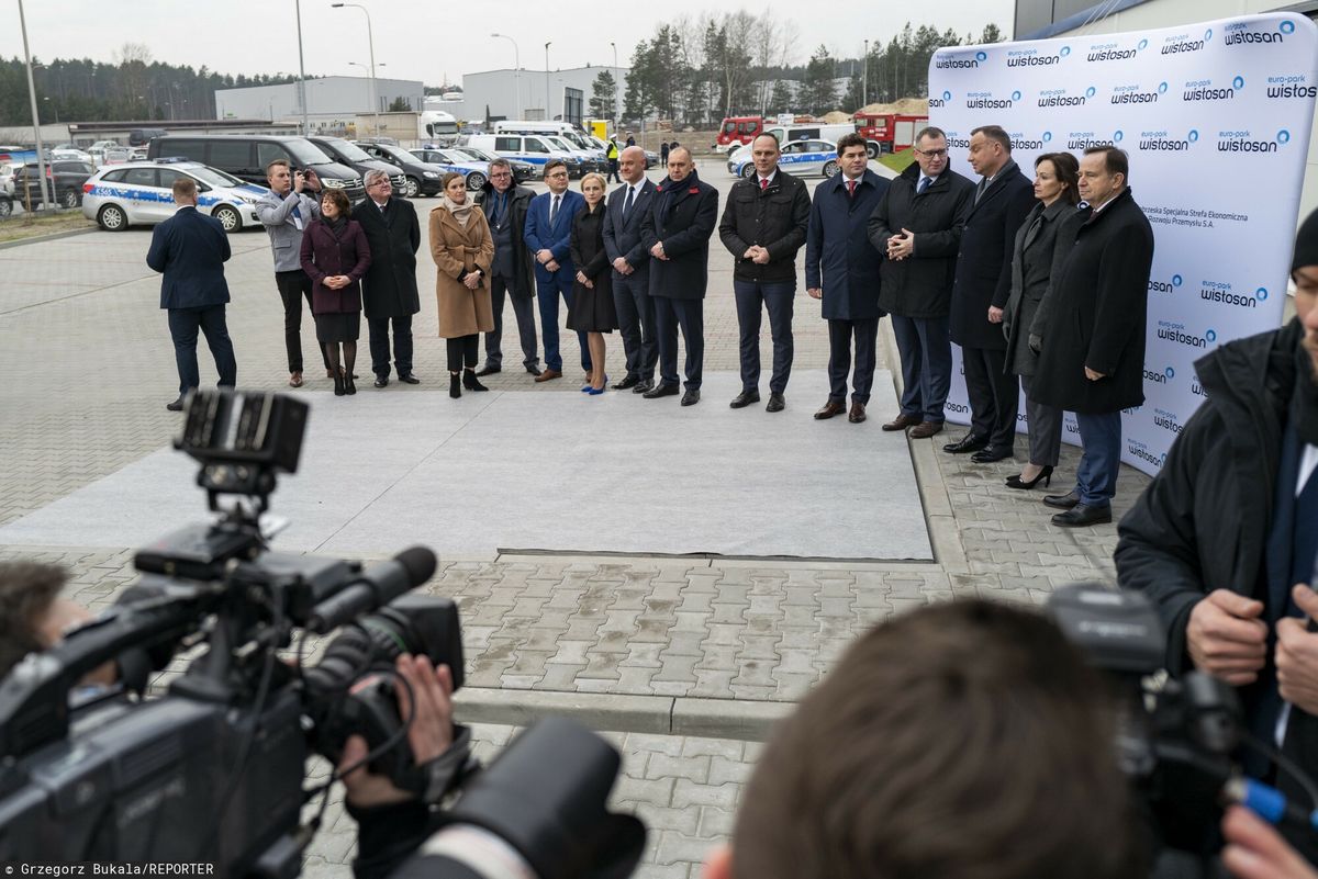Andrzej Duda na uroczystości otwarcia nowej hali produkcyjno-magazynowej Agencji Rozwoju Przemysłu S.A. w Stalowej Woli