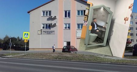 Nietypowe pomieszczenie w szkole katolickiej. Przypomina szafę pancerną