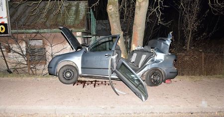 Pijany kierowca zderzył się z drzewem. Niezbędna była pomoc strażaków, by wyciągnąć go zakleszczonego z auta