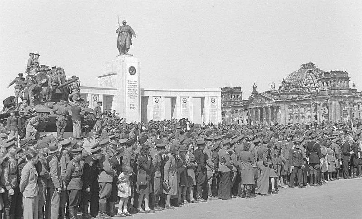 Niemcy obserwujący paradę zwycięstwa aliantów w Berlinie w 1946 roku