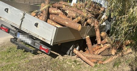 Pijany kierowca wpadł do rowu. Grozi mu surowa kara