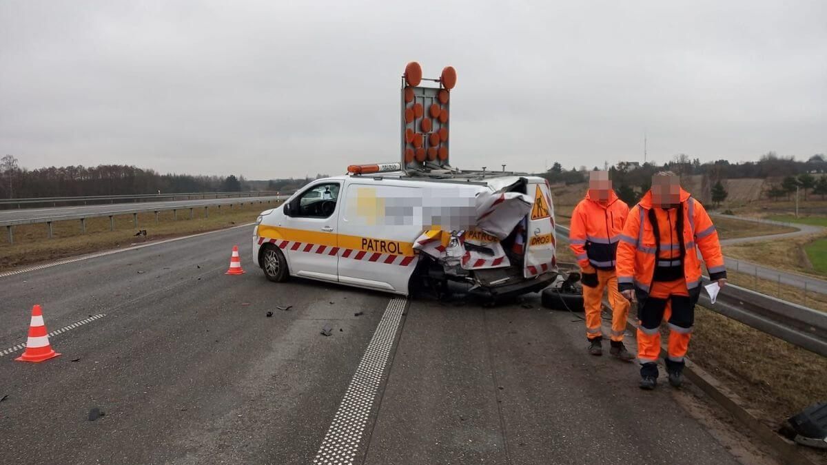 Pojazd służby drogowej został uszkodzony