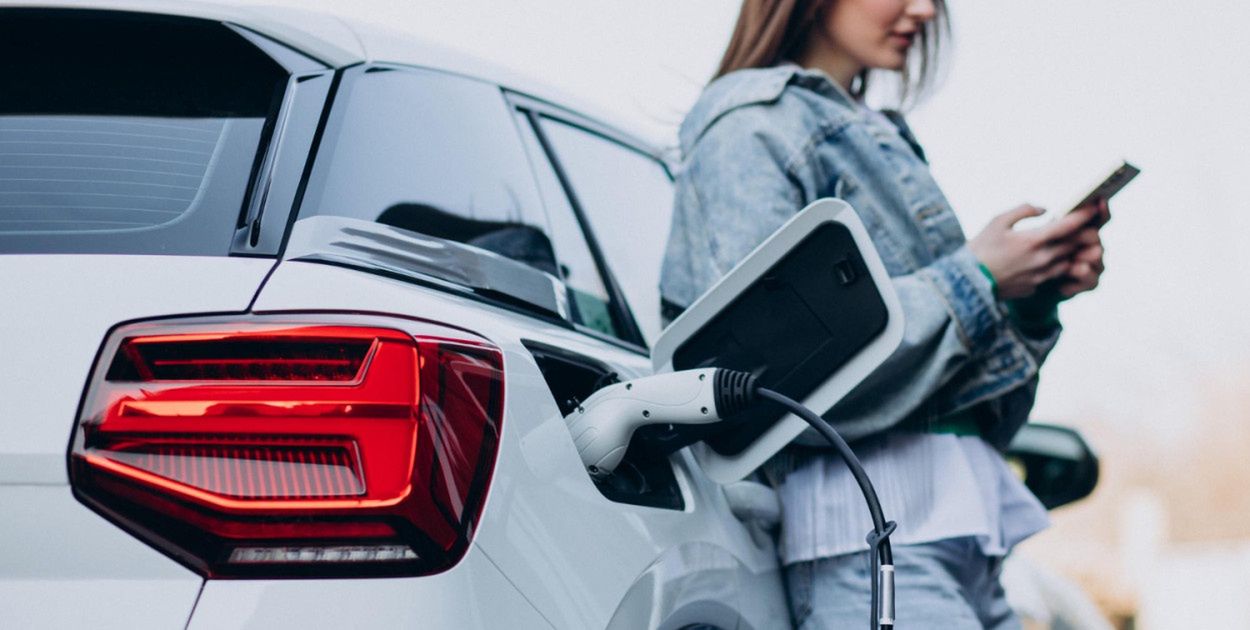 Polacy omijają elektryki szerokim łukiem! Spalinowe auta wciąż na topie