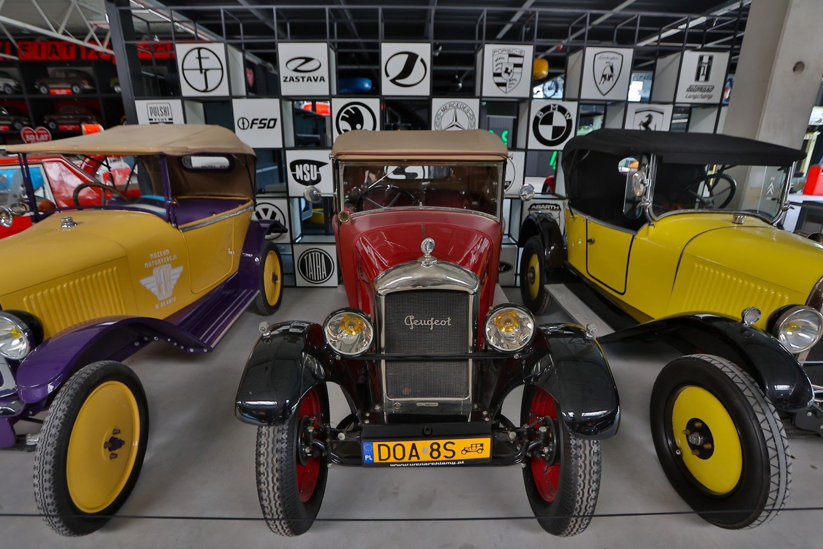 Muzeum Motoryzacji Wena w Oławie to największe prywatne muzeum motoryzacyjne w Polsce i jedno z największych w Europie Środkowej. Na powierzchni 7 tys. mkw. zobaczyć można imponującą kolekcję blisko 300 zabytkowych samochodów, 150 motocykli oraz 100 rowerów. Ekspozycja obejmuje pojazdy z różnych epok, od klasyków przedwojennych po ikony PRL-u, takie jak Fiat 126p czy Mercedes-Benz W113 „Pagoda” .