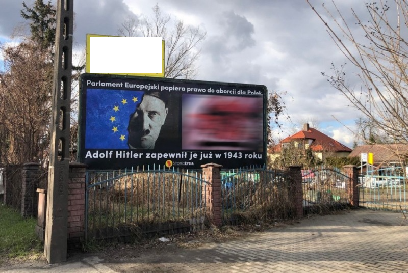 Adolf Hitler, flaga UE i aborcja. Robert Biedroń reaguje na billboard we Wrocławiu