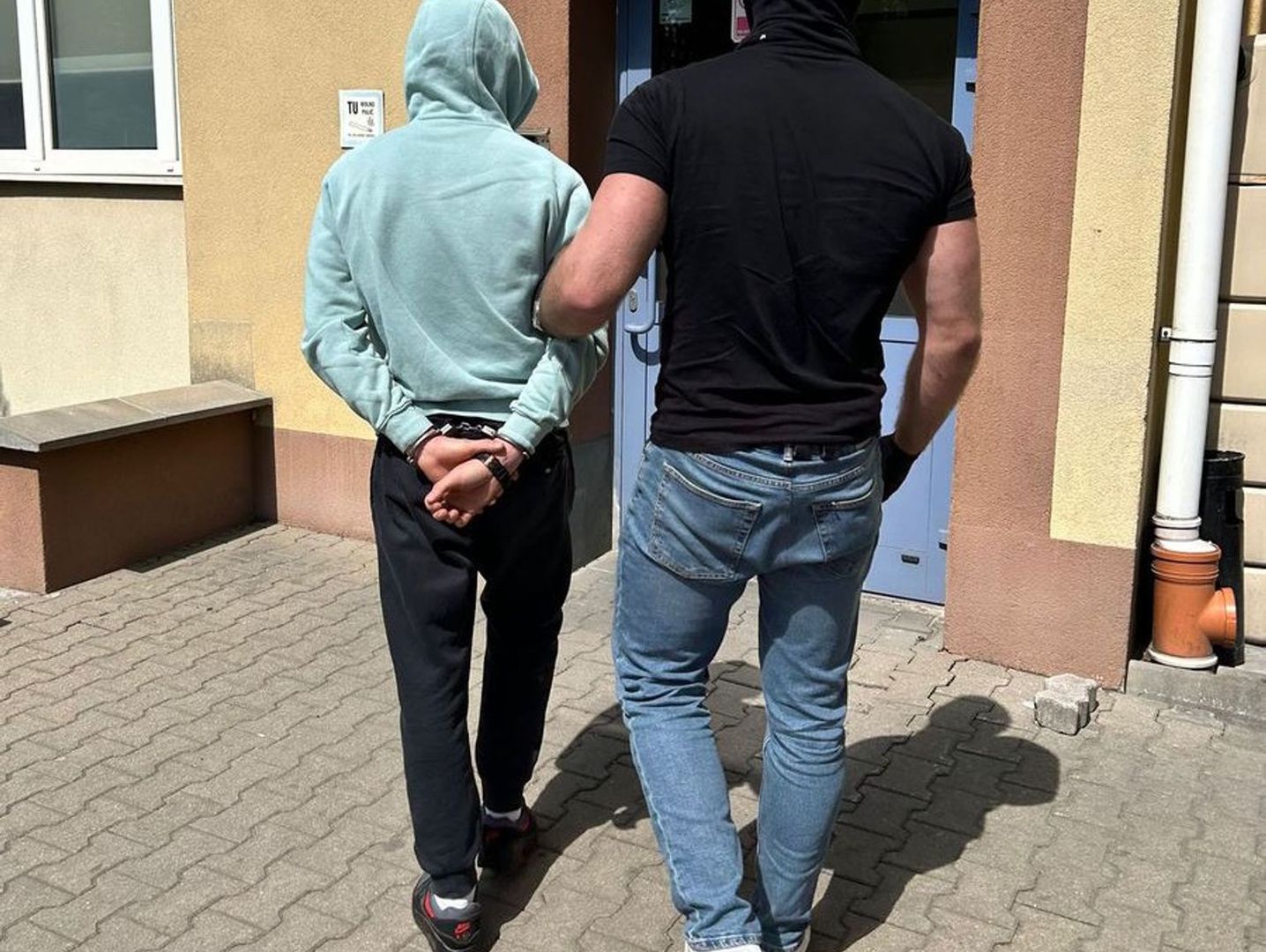 Warszawa: 28-latek w piwnicy i mieszkaniu ukrywał duże ilości narkotyków. Po wizycie policji trafił do aresztu