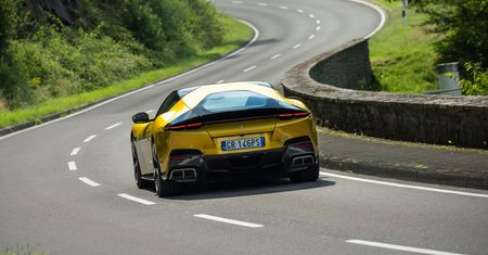 Pierwsza jazda Ferrari 12Cilindri: elektryfikacja dobrze mu zrobiła