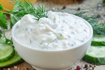 Zamiast sosu czosnkowego, robię ranczerski. Świetnie pasuje do pizzy i pieczonego mięsa