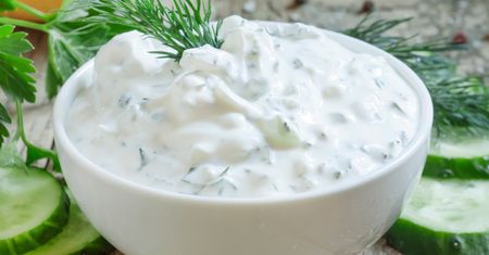 Zamiast sosu czosnkowego, robię ranczerski. Świetnie pasuje do pizzy i pieczonego mięsa