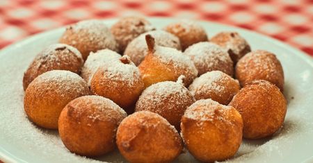 Zrób, gdy dopadnie cię ochota na coś słodkiego. Szybkie pączki serowe do kawy