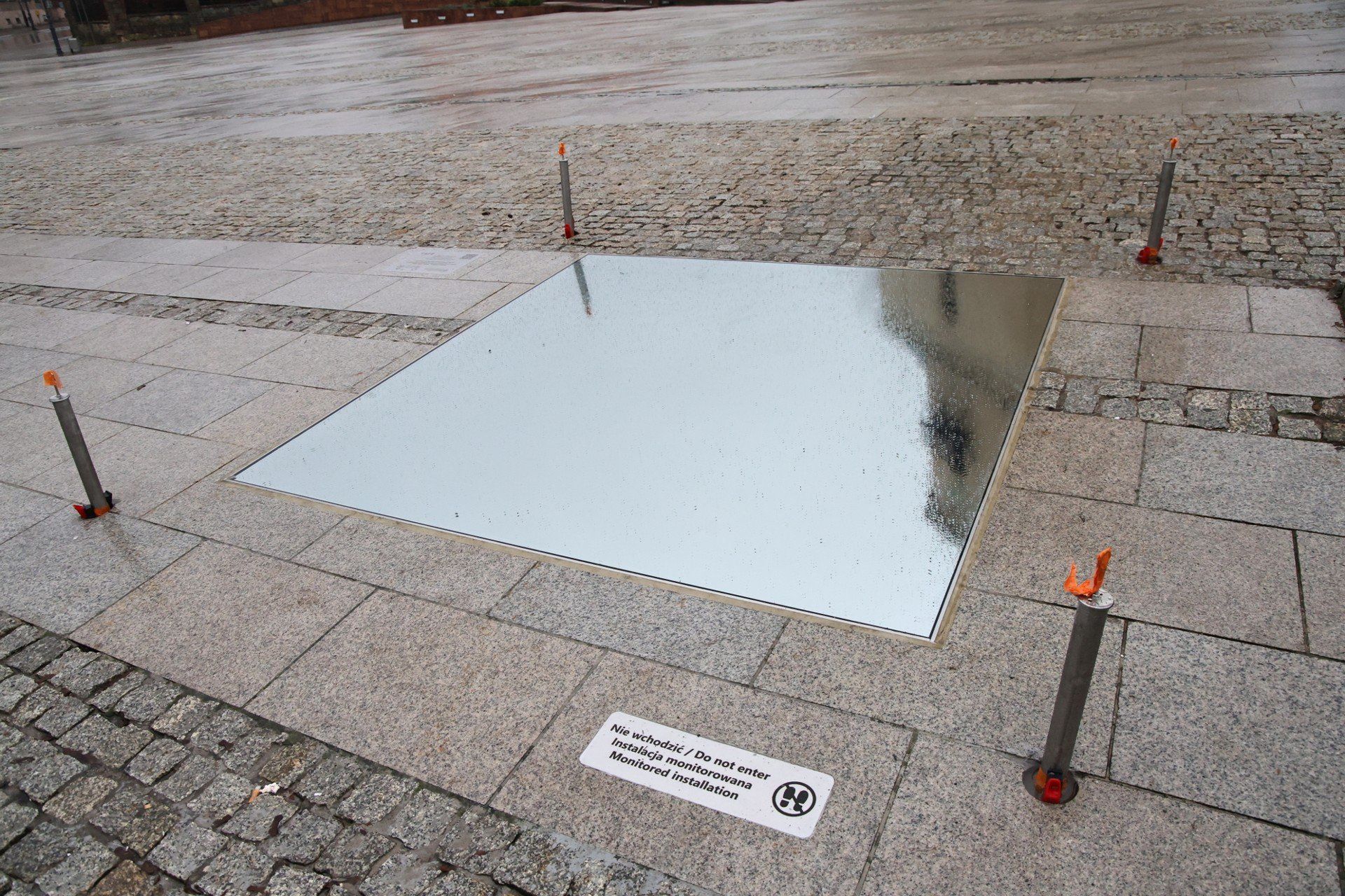 Wokół lustra stanęły cztery słupki, do których przypięte zostaną łańcuchy lub liny, by nikt nie poślizgnął się na mokrej lub zaśnieżonej powierzchni. 