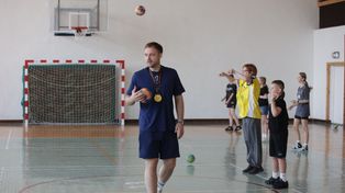 Artiom Karaliok i Łukasz Rogulski z Industrii Kielce na lekcji wychowania fizycznego w Szkole Podstawowej 33 w Kielcach. Zobacz zdjęcia