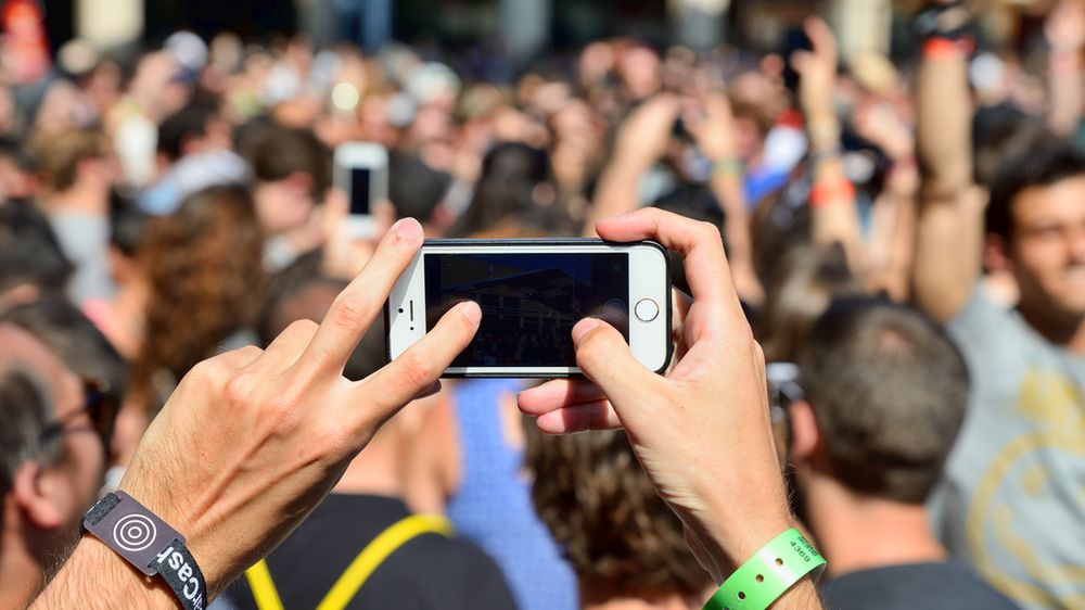 Smartfon na koncercie i e-papieros. Narzekamy, bo zapomnieliśmy, że kiedyś było gorzej 1