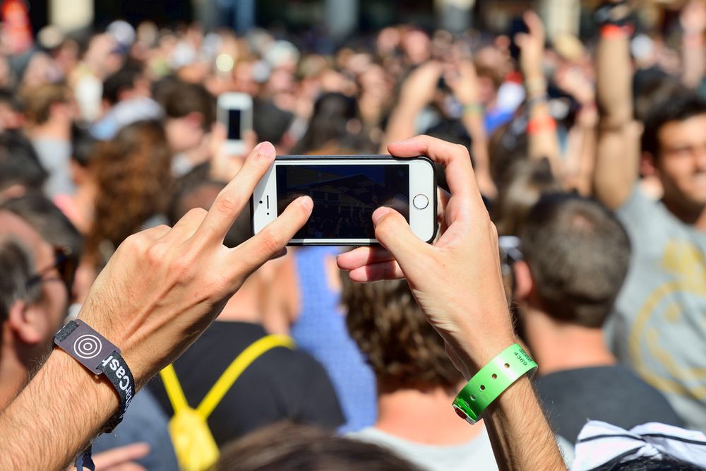 Smartfon na koncercie i e-papieros. Narzekamy, bo zapomnieliśmy, że kiedyś było gorzej