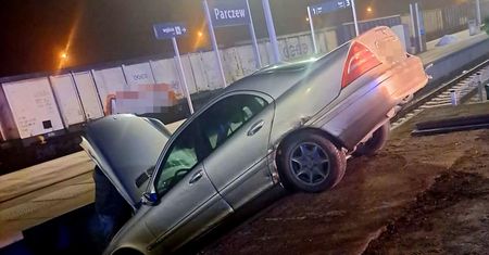 Zignorował zakaz wjazdu i Mercedesem zawisł na rampie załadunkowej