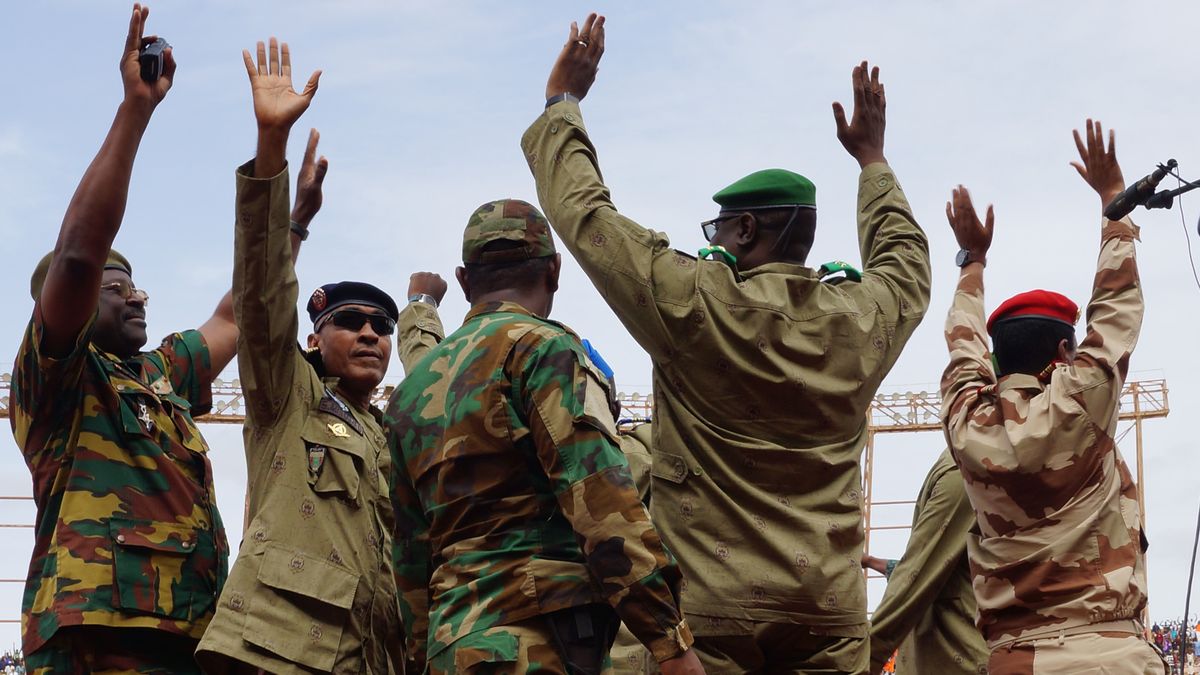 Demonstracja zwolenników zamachu stanu na stadionie w Niamey