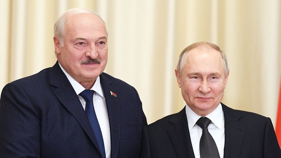 Belarusian President Lukashenko in Moscowepa10472708 Russian President Vladimir Putin (R) and Belarusian President Alexander Lukashenko shake hands during a meeting at the Novo-Ogaryovo state residence, outside Moscow, Russia, 17 February 2023. Belarus fulfills 100 percent of agreements with Russia in the field of defense and security, said President of Belarus Alexander Lukashenko at a meeting with Russian President Vladimir Putin.  EPA/VLADIMIR ASTAPKOVICH/SPUTNIK/KREMLIN POOL / POOL MANDATORY CREDIT Dostawca: PAP/EPA.VLADIMIR ASTAPKOVICH/SPUTNIK/KREMLIN POOL / POOL