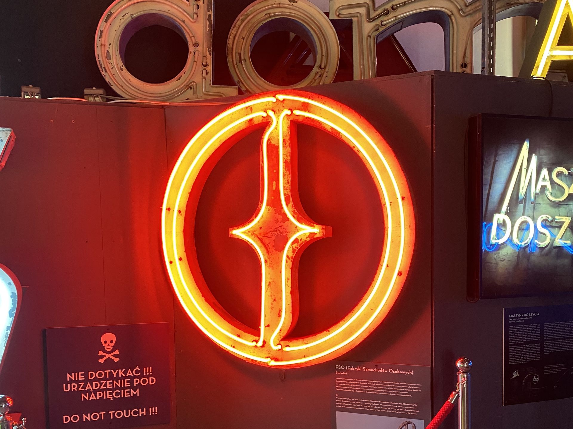 Neon ze sklepu FSO w Białymstoku
