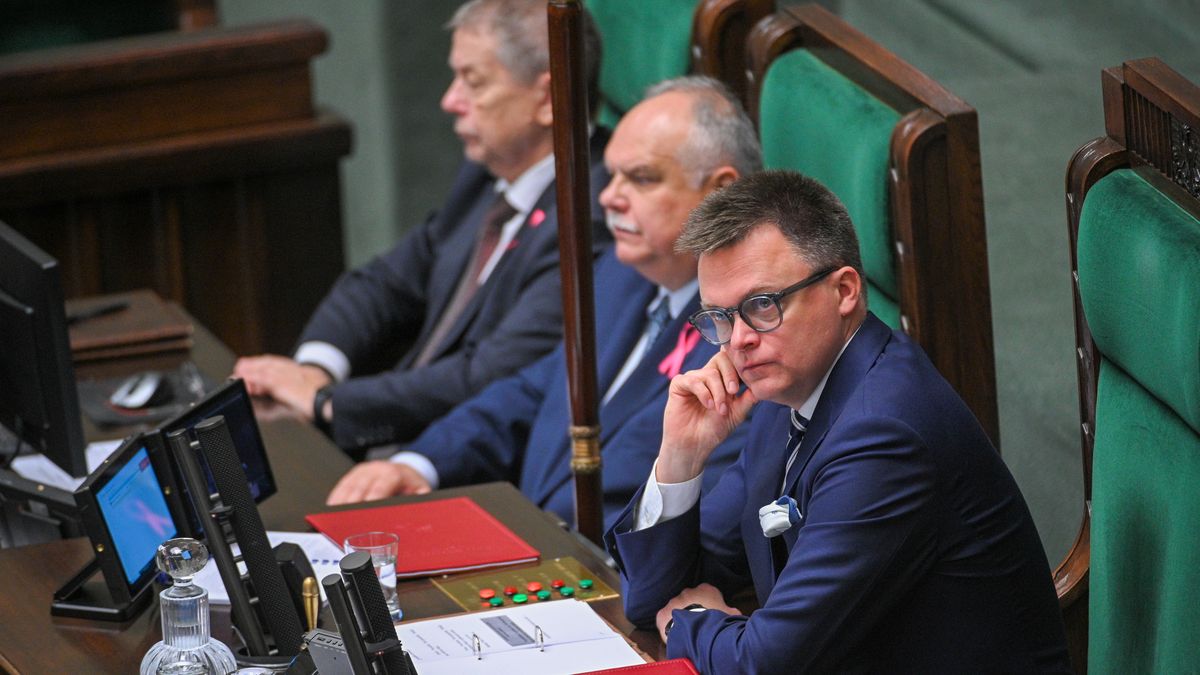 Warszawa, 16.10.2024. Marszałek Sejmu Szymon Hołownia (P) na sali plenarnej izby w Warszawie, 16 bm. Prezydent Duda wygłosił podczas posiedzenia izby orędzie w związku z rocznicą wyborów parlamentarnych z 2023 roku. (amb) PAP/Marcin Obara