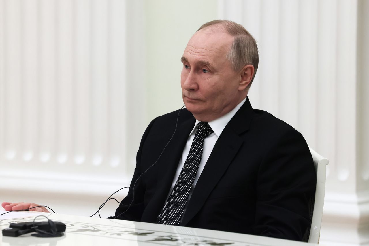 US sanctions hit Russian markets as ruble plummets