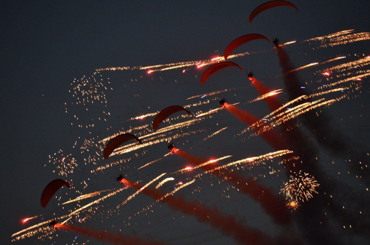 Nocne pokazy w ramach Antidotum Airshow Leszno 2025 zapierały dech w piersiach. Na lotnisku był komplet publiczności