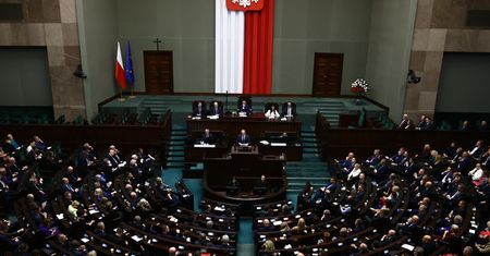 Przepłacane zawody. Polacy uważają, że te profesje zarabiają za dużo