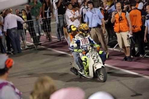 Valentino Rossi "kończy" wyścig na skuterze