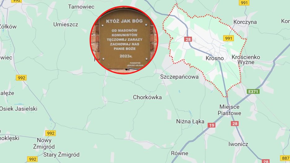 Radny Krosna postawił przed domem kapliczkę z kontrowersyjnym napisem