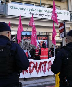 Ojciec i syn z zarzutami po oblaniu kwasem siedziby AboTak