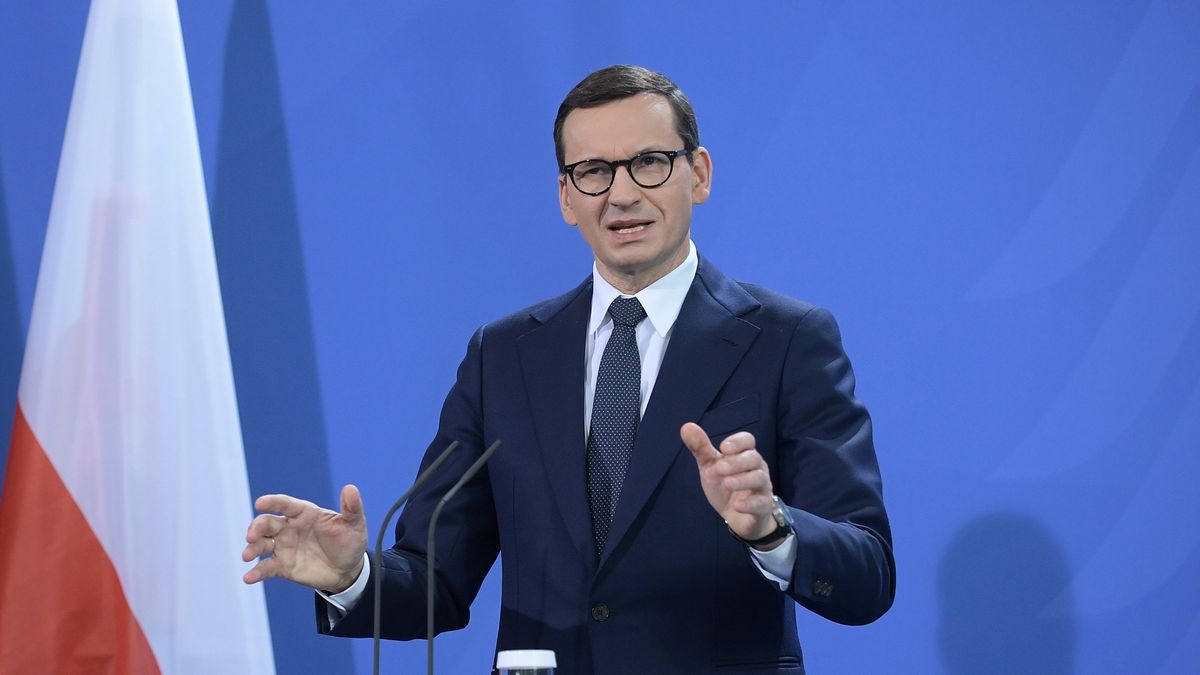 Mateusz MorawieckiBerlin, Niemcy, 25.11.2021. Premier Mateusz Morawiecki podczas konferencji prasowej po spotkaniu z kanclerz Niemiec Angel� Merkel w Berlinie, 25 bm. Szef rz�du przebywa z jednodniow� wizyt� w Niemczech. (sko) PAP/Marcin ObaraMarcin Obaradyplomacja, konferencja prasowa, polityk, polityka, wizyta