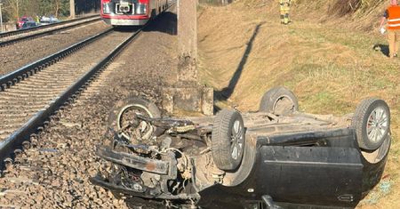 Wypadek na niestrzeżonym przejeździe. Auto zderzyło się z pociągiem
