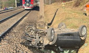 Wypadek na niestrzeżonym przejeździe. Auto zderzyło się z pociągiem