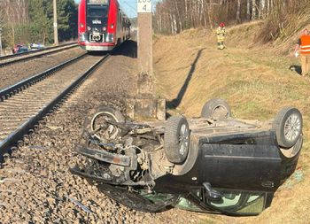 Wypadek na niestrzeżonym przejeździe. Auto zderzyło się z pociągiem
