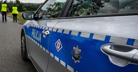 Dostawczak zderzył się z osobówką. Nie żyje 19-latek