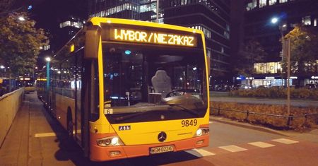 Protesty w Warszawie. Kierowca autobusu wyświetlił napis