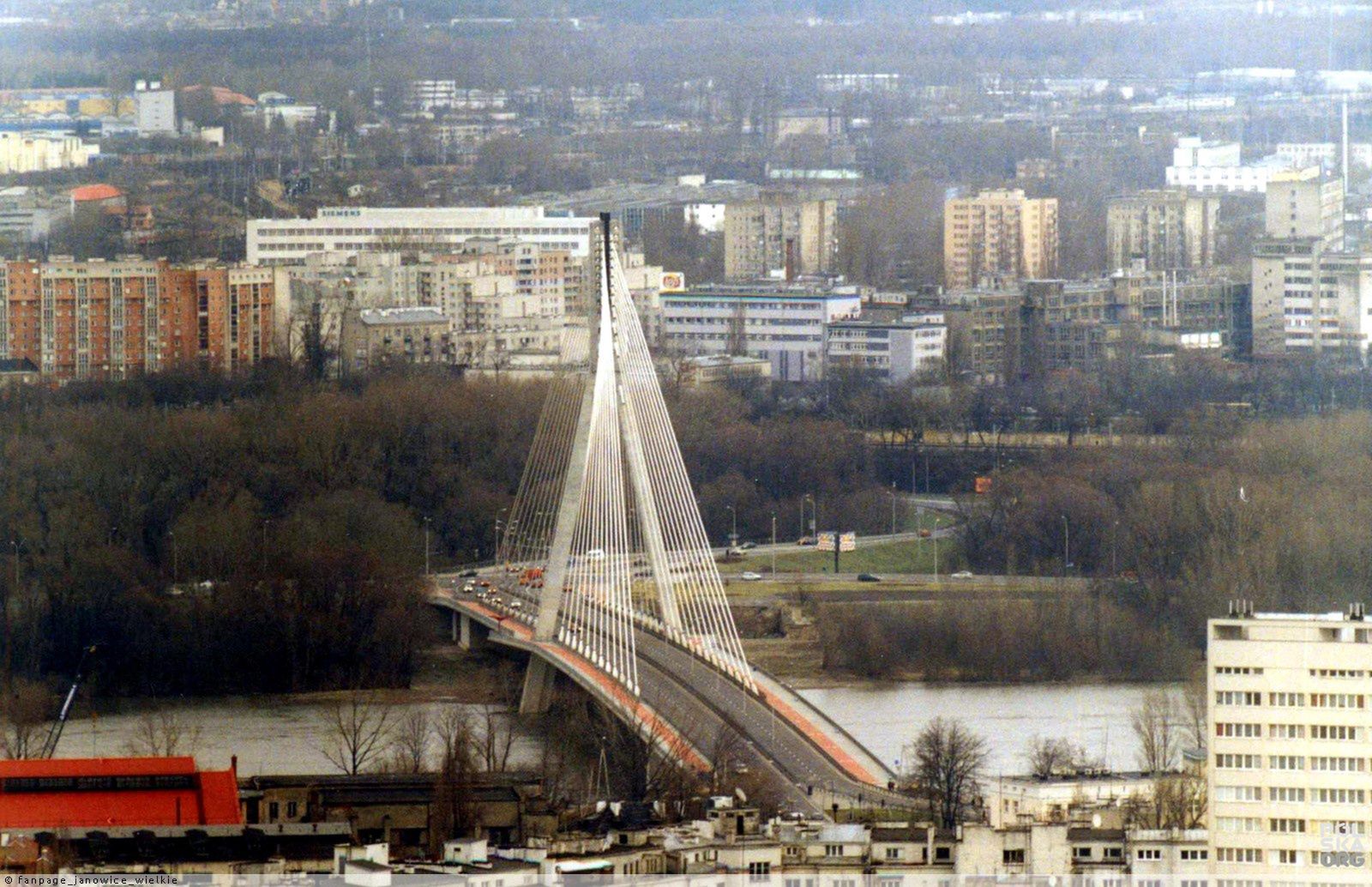 Warszawa. Na moście Świętokrzyskim trwa naprawa wyeksploatowanej dyletacji. Kierowcy, ale także piesi i rowerzyści  będą musieli w najbliższych tygodniach wykazać dużo cierpliwości i wyrozumiałości. Kolejne pasy drogi będą wyłączone z użytku (polska-org.pl)