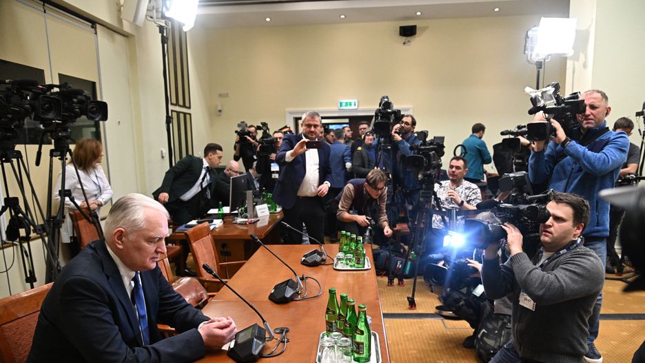 Warszawa, 09.01.2024. Były wicepremier w rządzie PiS Jarosław Gowin (L) przed posiedzeniem sejmowej komisji śledczej do zbadania legalności, prawidłowości oraz celowości działań podjętych w celu przygotowania i przeprowadzenia wyborów Prezydenta Rzeczypospolitej Polskiej w 2020 r. w formie głosowania korespondencyjnego, 9 bm. w Sejmie w Warszawie. (sko) PAP/Radek Pietruszka