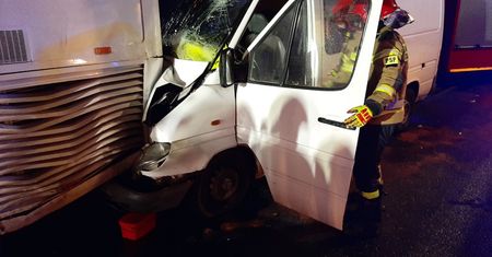 Jazy. Zderzenie busa z autobusem. Ranne trzy osoby