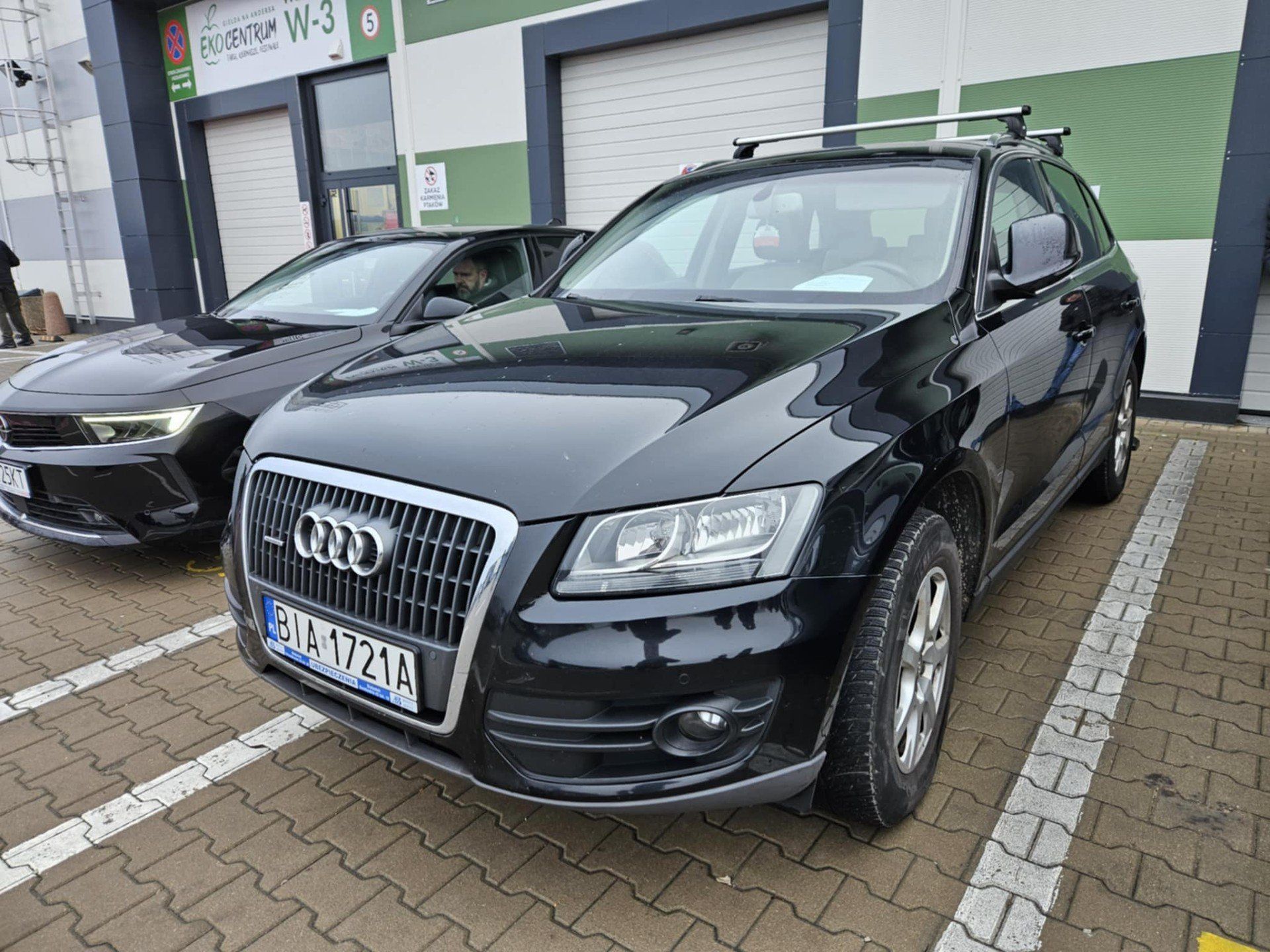 Niedzielne giełdy przy Andersa w Białymstoku oferują prawdziwą różnorodność: od produktów spożywczych, przez starocie, aż po używane samochody