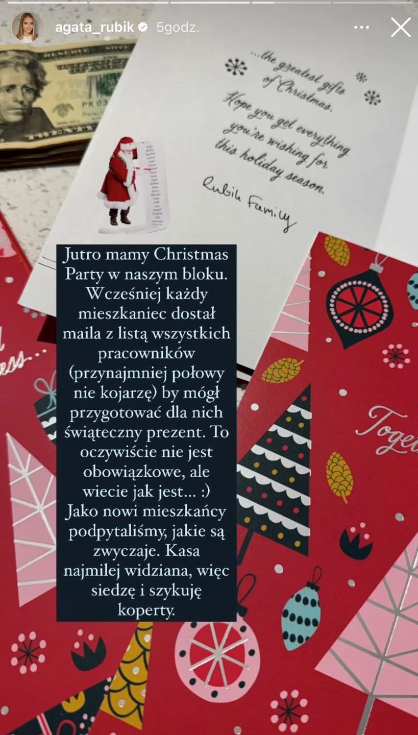 Agata Rubik naszykowała koperty dla pracowników