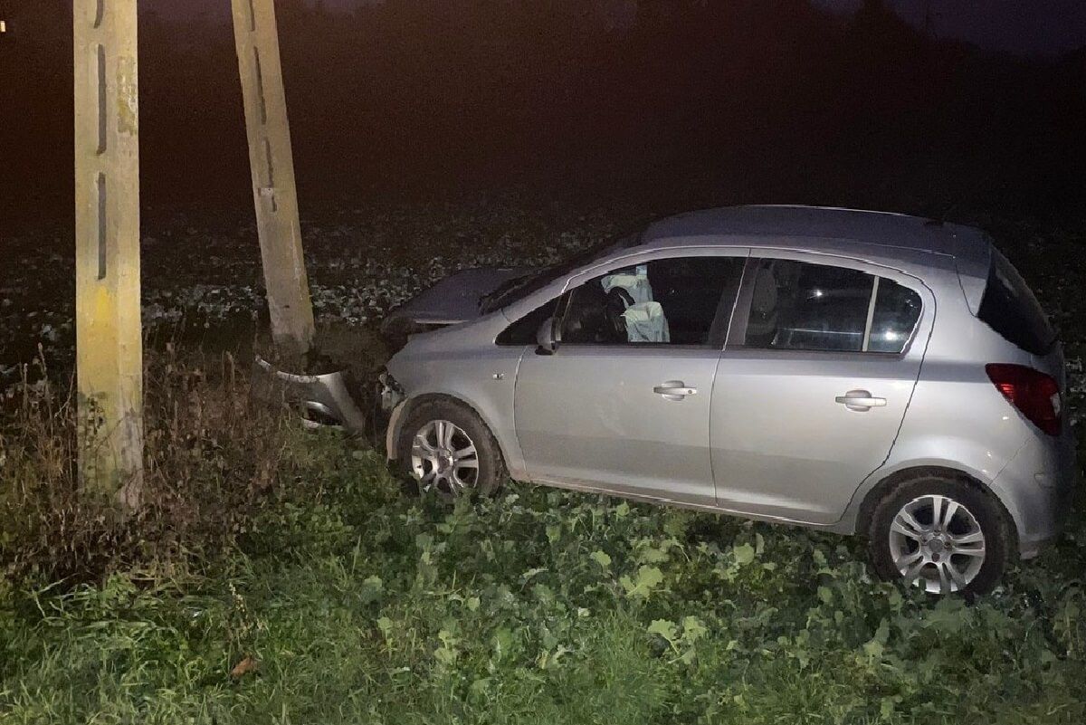 Opel wjechał w słup energetyczny