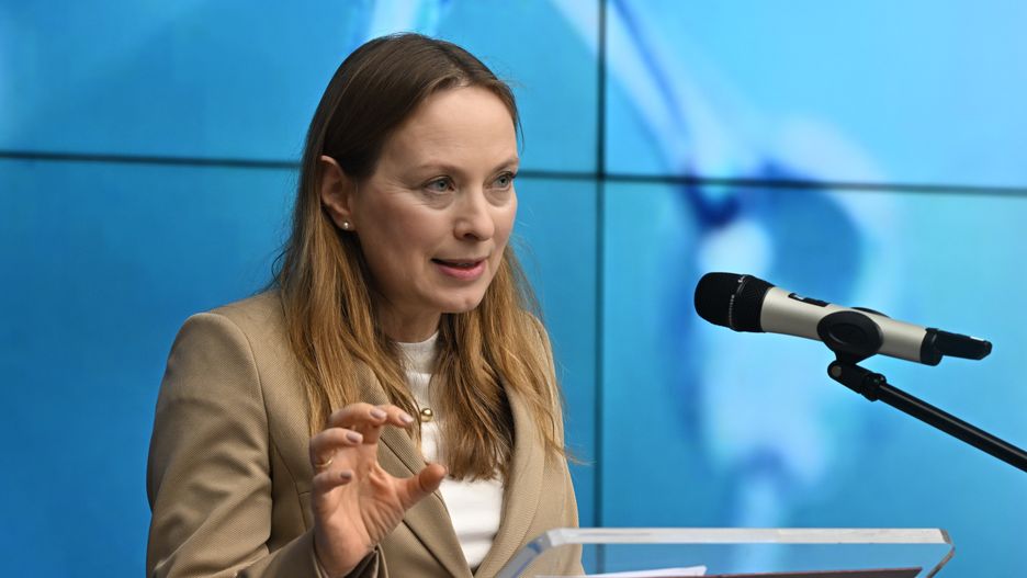 Warszawa, 17.04.2025. Minister funduszy i polityki regionalnej Katarzyna Pełczyńska-Nałęcz podczas konferencji prasowej w siedzibie Ministerstwa Funduszy i Polityki Regionalnej w Warszawie, 17 bm. Temat spotkania: Podpisanie Porozumienia na realizację projektu ?Sciense4Business-Nauka dla Biznesu? w ramach Programu Fundusze Europejskie dla Nowoczesnej Gospodarki. (ad) PAP/Radek Pietruszka